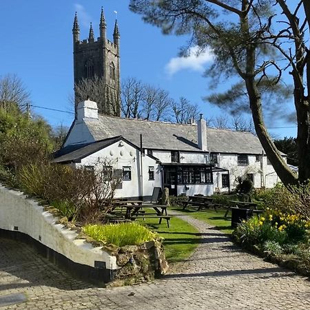 The Crown Inn Lanlivery Exterior photo