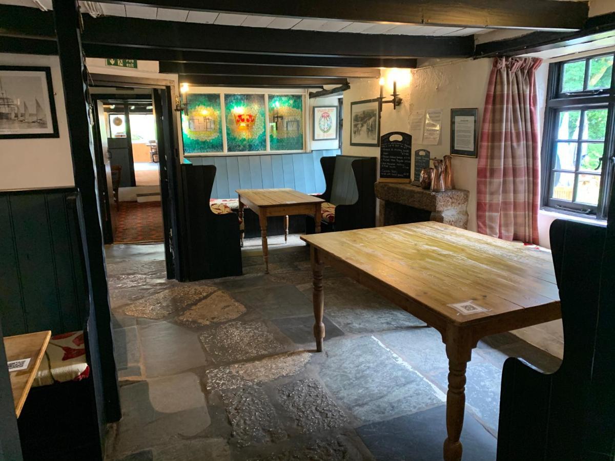 The Crown Inn Lanlivery Exterior photo