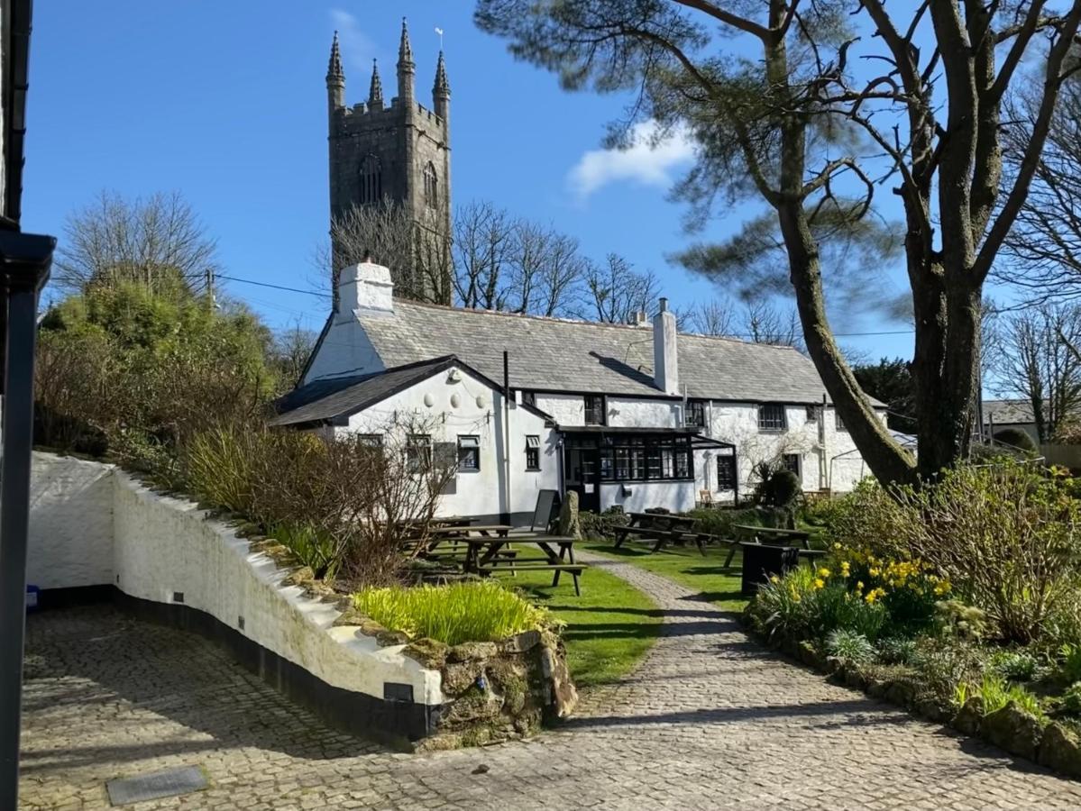 The Crown Inn Lanlivery Exterior photo