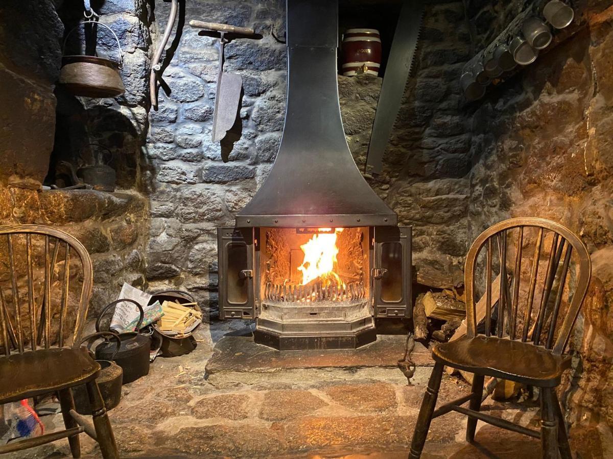 The Crown Inn Lanlivery Exterior photo