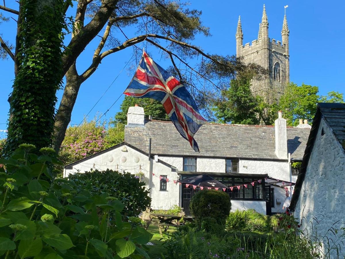 The Crown Inn Lanlivery Exterior photo