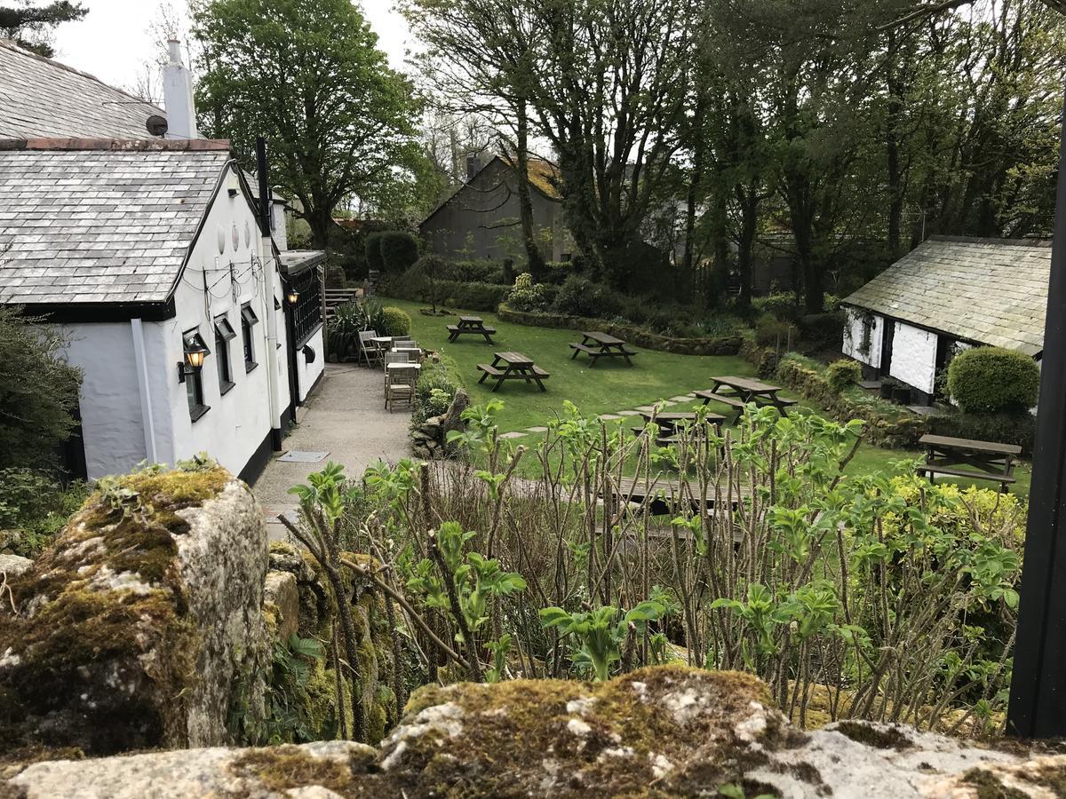 The Crown Inn Lanlivery Exterior photo