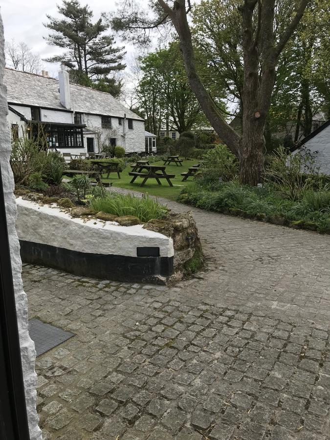 The Crown Inn Lanlivery Exterior photo